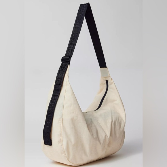 BAGGU Handbags - BAGGU Large Cream Crescent Bag